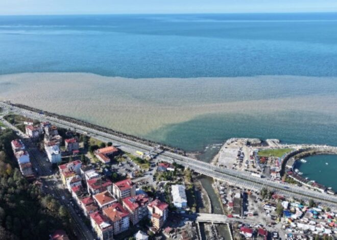 Rize’de denizin rengi değişti… Vali’den ‘heyelan riski’ açıklaması’